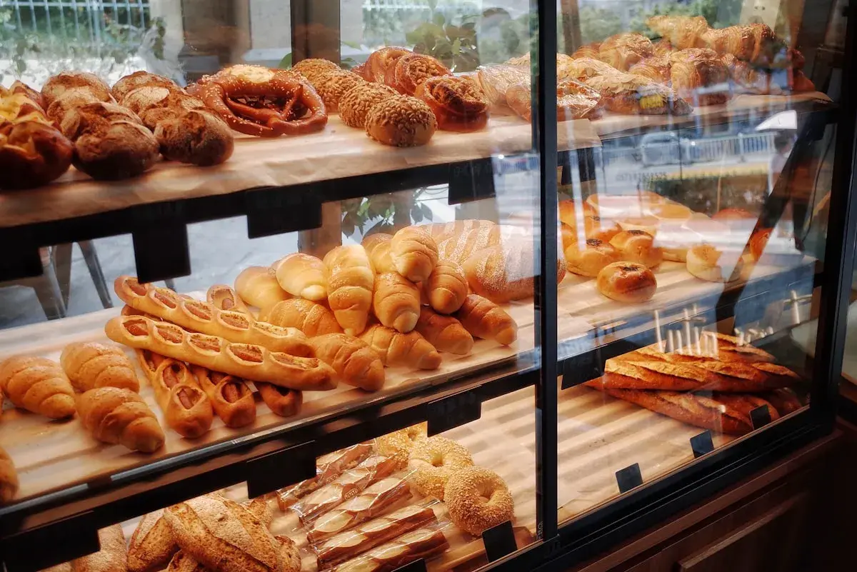Vitrine de la boulangerie remplie de pains et viennoiseries