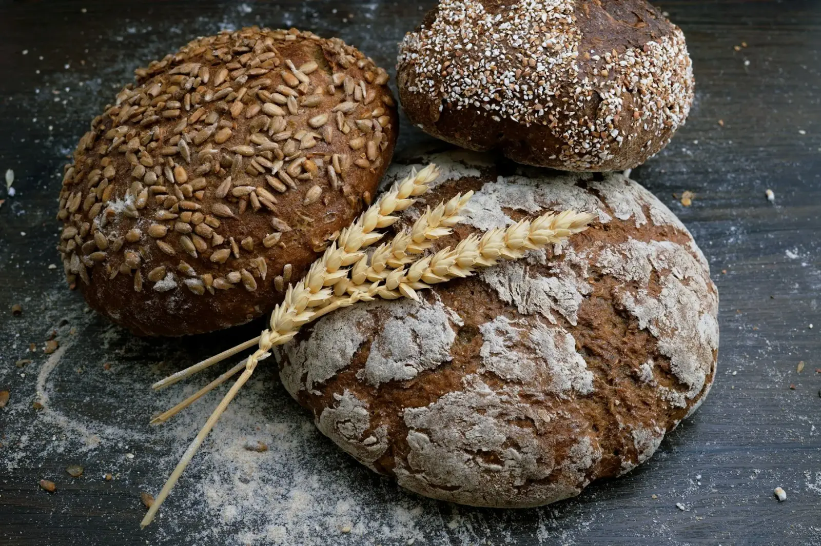 Tourtes au levain farinées tout juste sorties du four