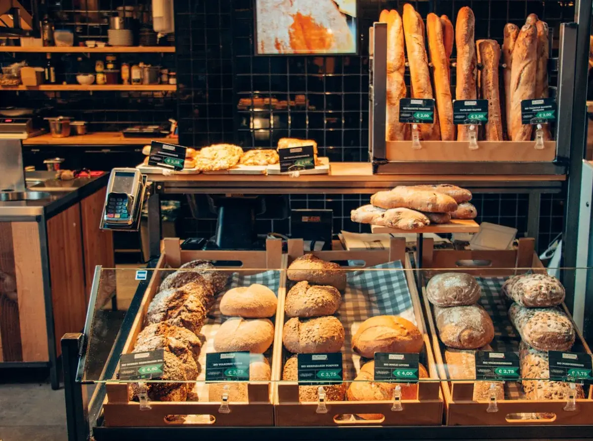 Baguettes tradition alignées dans la vitrine de la boulangerie