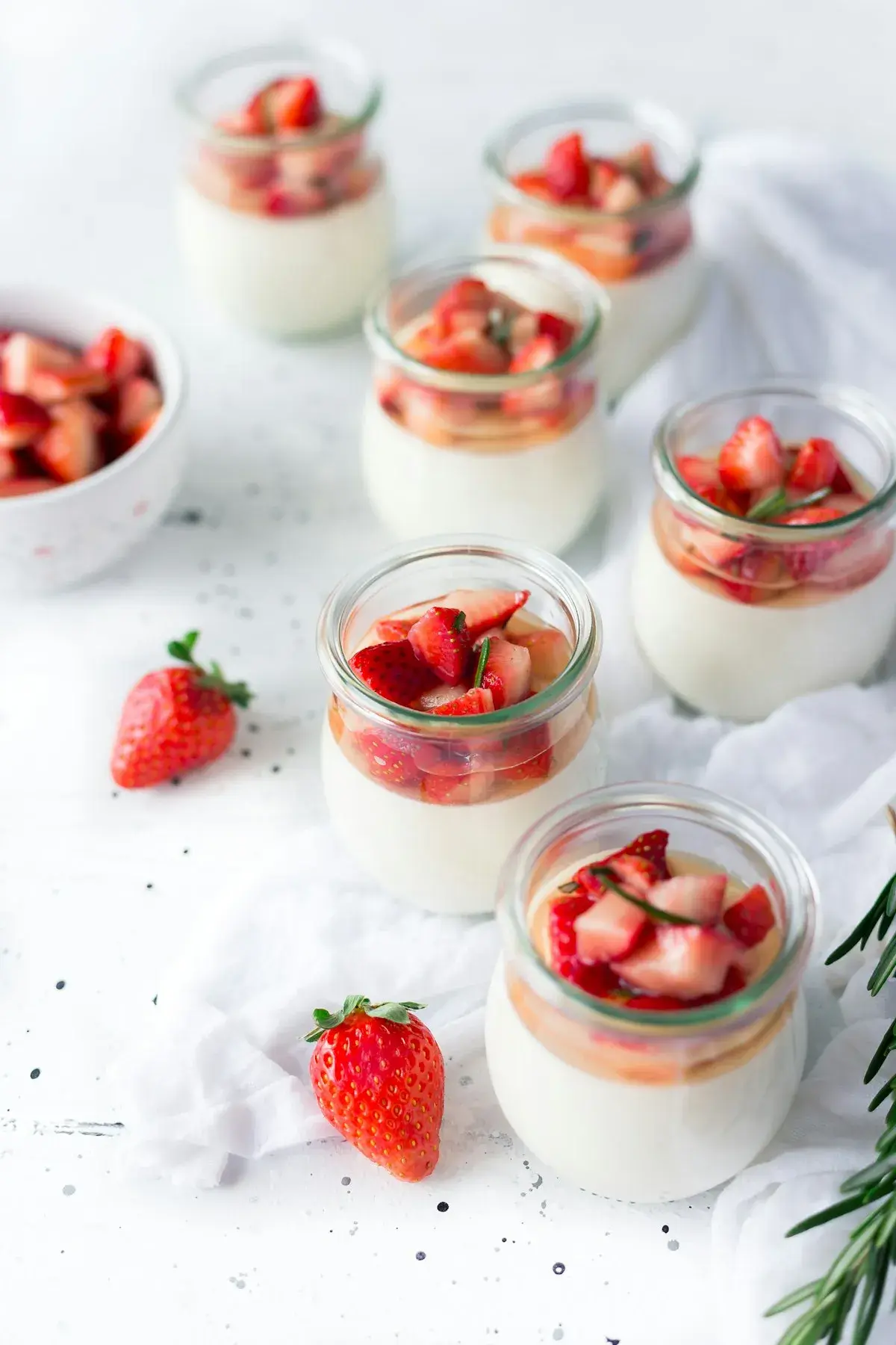Verrines de panna cotta aux fraises fraîches préparées au fournil
