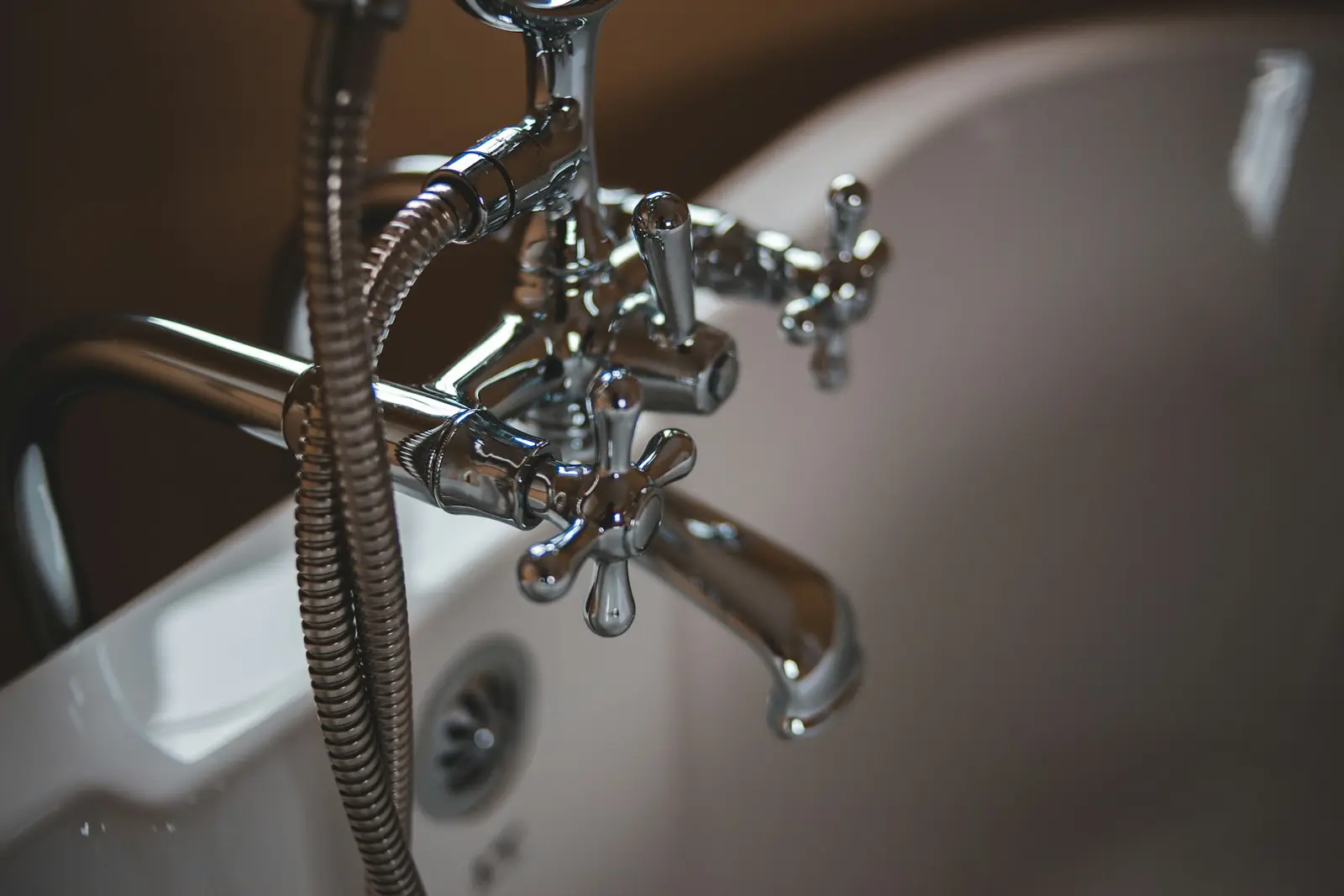 Artisan soudant une canalisation au chalumeau, gerbe d'étincelles