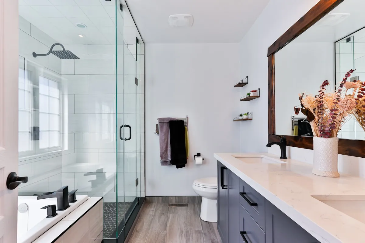 Salle de bains rénovée avec douche à l'italienne et double vasque