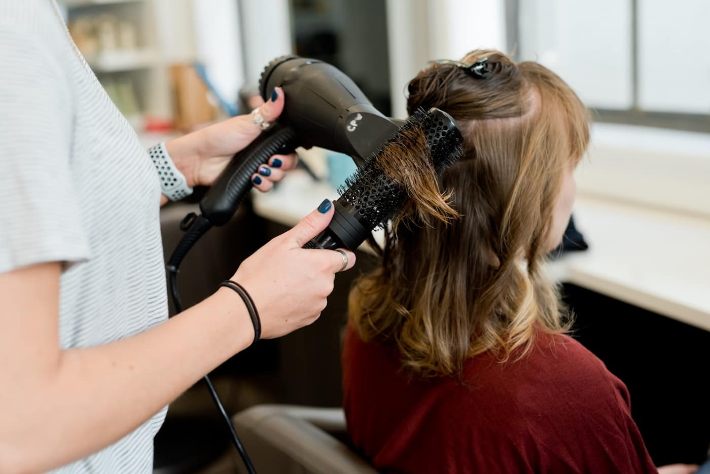 Cliente aux cheveux colorés fraîchement coiffés