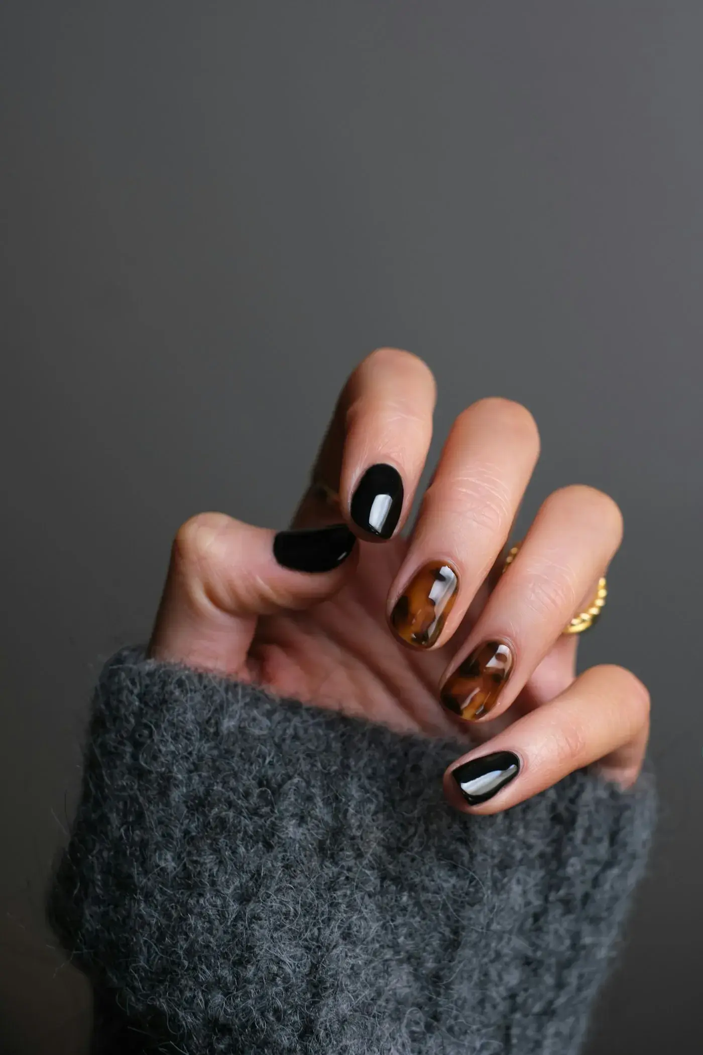 Manucure soignée aux teintes sombres et écaille